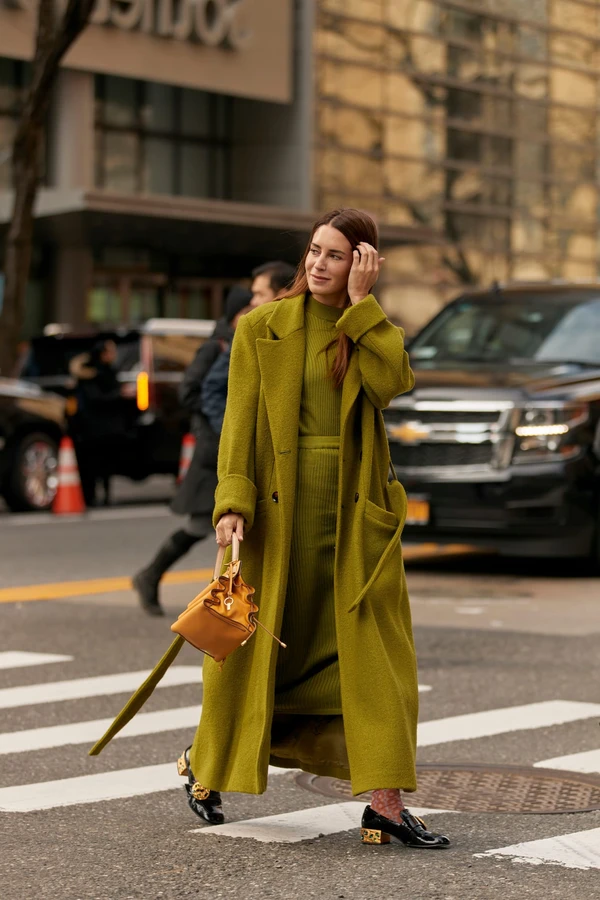 На улице Нью-Йорка на Неделе моды осень 2020