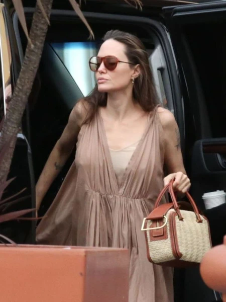 Фасоны летних платьев Анджелины Джоли